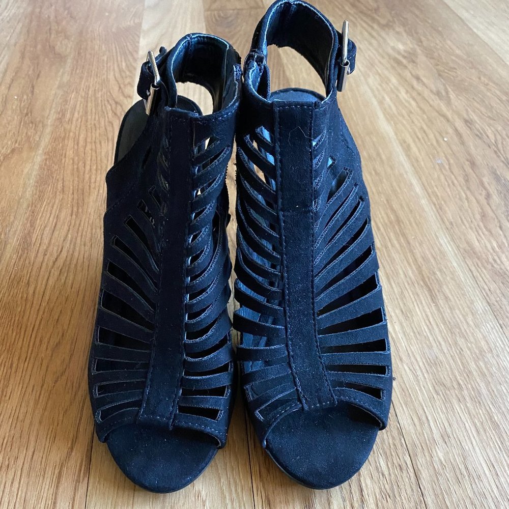 rue 21 etc! Black "SHAKEYFS" Sandals - Size Medium (7/8)